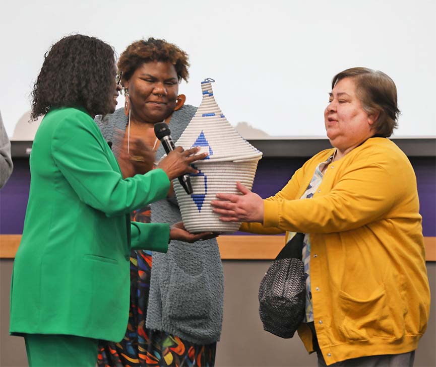 Elavie Ndura presents an Ubuntu basket to Sara Contreras