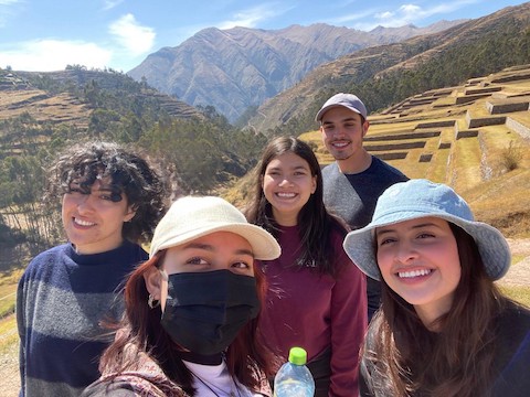 Students in Peruvian ruins