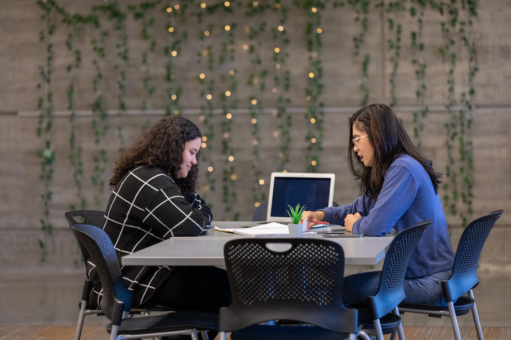 A mentor is helping a student on the writing at the TLC UW Tacoma