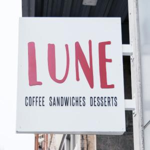 Lune Cafe sign